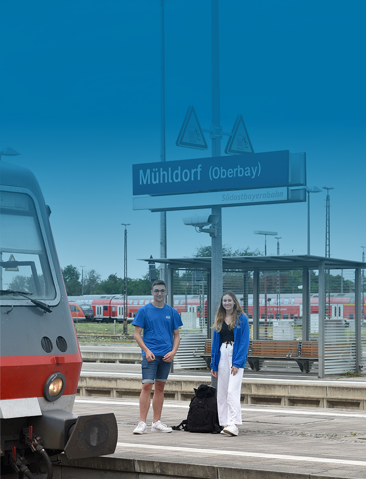 Two ODU trainees stand at the train station in Mühldorf.